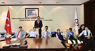 Başkan Çavuşoğlu koltuğunu özel çocuklara devretti