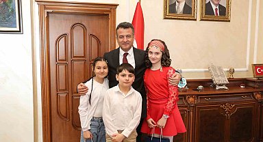 Başkan Doğan, koltuğunu çocuklara bıraktı