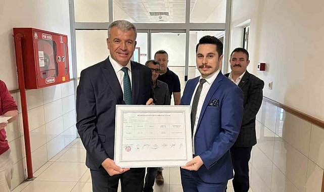Başkan Elbi mazbatayı aldı