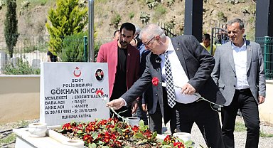 Başkan Ertaş şehitliği ziyaret etti