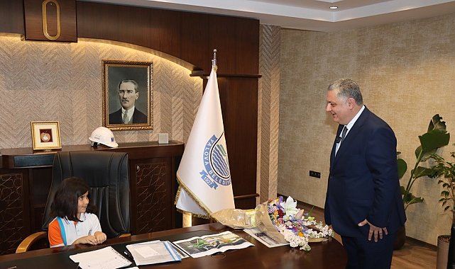 Başkan Gürel, koltuğunu ilkokul öğrencilerine teslim etti
