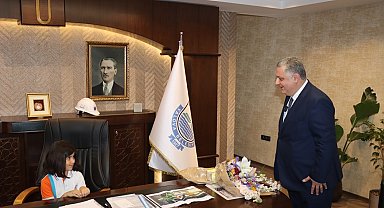 Başkan Gürel, koltuğunu ilkokul öğrencilerine teslim etti