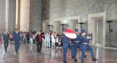 Başkan Hürriyet Anıtkabir'i ziyaret etti
