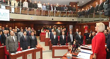 Başkan Hürriyet ilk mecliste alkışlarla karşılandı: "400 bin İzmitliye hizmet edeceğiz"