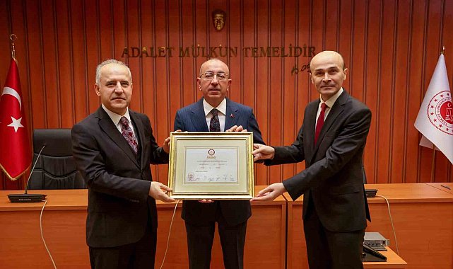 Başkan Kavuş mazbatasını aldı