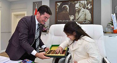 Başkan Kaya koltuğunu Asel'e devretti