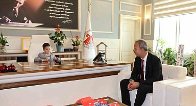 Başkan Menderes Dal koltuğunu çocuk başkana devretti
