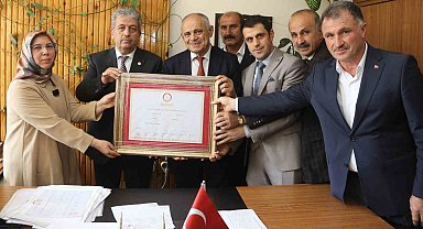 Başkan Öztürk mazbatasını aldı
