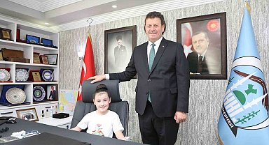 Başkan Soykan koltuğunu minik öğrencilere devretti