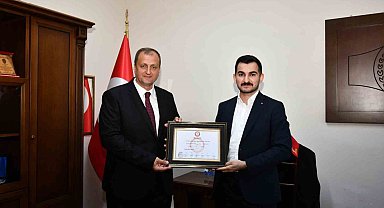 Başkan Usta ve meclis üyeleri mazbatalarını aldı