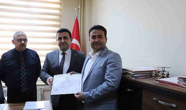 Başkan Üstün Dönmez mazbatasını aldı