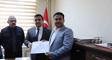 Başkan Üstün Dönmez mazbatasını aldı
