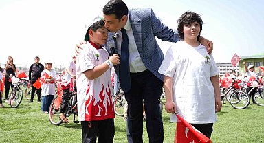 Başkan Yılmaz'ın bisiklet armağanı, 23 Nisan'da çocukların yüzünü güldürdü