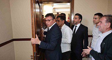 Başkanın ilk icraatı makam kapısını sökmek oldu
