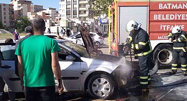 Batman'da seyir halindeki otomobil alev aldı