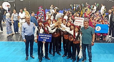 Bayburt Ortaokulu Halk Oyunları ekibi Türkiye üçüncüsü oldu