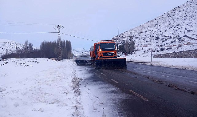 Bayburt'un yüksek kesimlerinde karla mücadele sürüyor