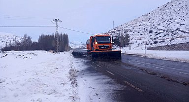 Bayburt'un yüksek kesimlerinde karla mücadele sürüyor