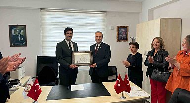 Bayırköy'de seçimin galibi olan Aykut Dilsiz mazbatasını aldı