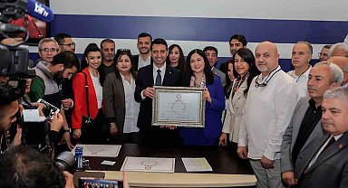 Bayraklı'da Başkan İrfan Önal mazbatasını aldı