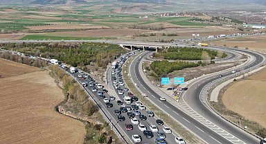 Bayram dönüşünde araç kuyruğu 70 kilometreye ulaştı