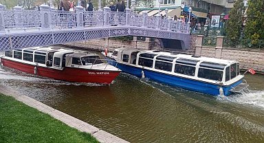 Bayram için gelen Eskişehir'e gelen turistler Porsuk Çayı'nın tadını çıkardı