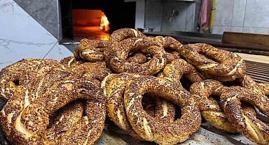 Bayram sabahlarının vazgeçilmezi simit için kuyruklar oluştu