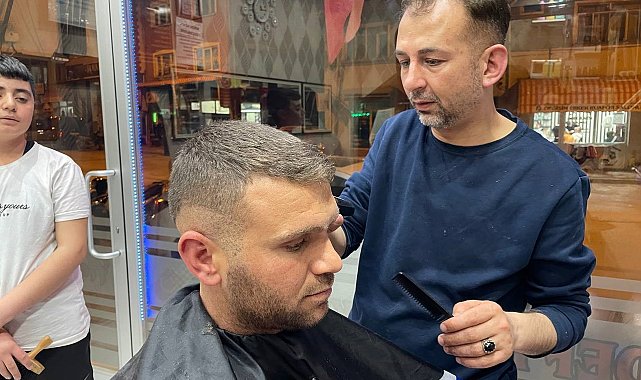 Bayram tıraşını son güne bırakanlar bayramı berber koltuğunda karşıladı