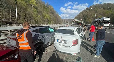 Bayram trafiğinde kazaya ulaşmak için yola çıkan ambulansın zor anları kamerada