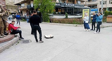 Bayram yoğunluğunu fırsat bilen sokak müzisyenlerinden konserler