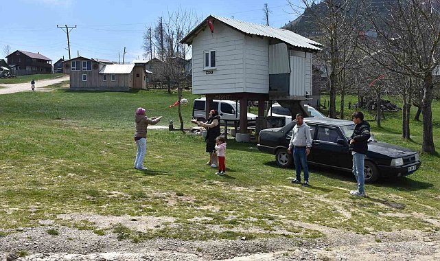 Bayramda güzel havayı fırsat bilen soluğu yaylada aldı