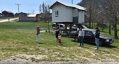 Bayramda güzel havayı fırsat bilen soluğu yaylada aldı