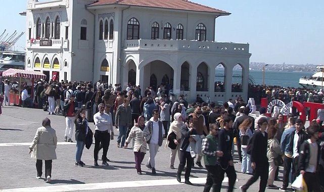 Bayramın ilk gününde trafik ve vapur iskelelerinde yoğunluk yaşandı