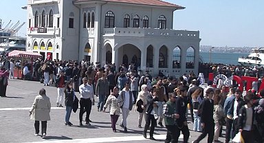 Bayramın ilk gününde trafik ve vapur iskelelerinde yoğunluk yaşandı