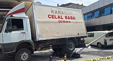 Bayrampaşa'da facianın eşiğinden dönülen anlar kamerada: Kimyasal madde yüklü kamyonet yokuş aşağı gelip elektrik direğine çarptı