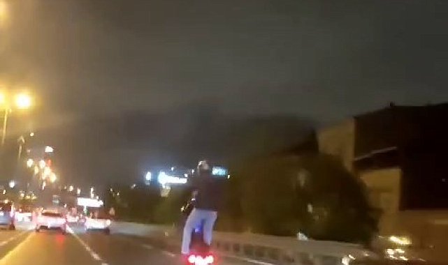Bayrampaşa'da motosikletlinin tek tekerlek üzerindeki tehlikeli yolculuğu kamerada