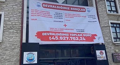 Belediye başkanı devralınan borçları belediye binası duvarına astırdı