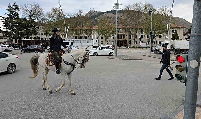 Belediye binası önünde onları gören başkan da vatandaş da hayrete düştü
