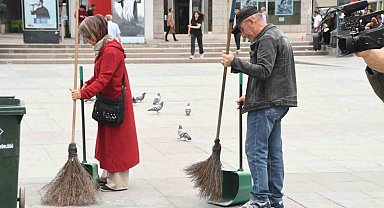 Belediye işçilerinin yerine süpürgelerle temizlik yaptılar