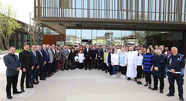 Belediye personeli Başkan Taban'ı çiçeklerle karşıladı