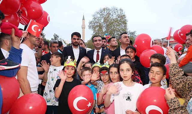 Belediyenin düzenlediği şenlikte çocuklar doyasıya eğleniyor