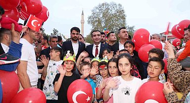 Belediyenin düzenlediği şenlikte çocuklar doyasıya eğleniyor