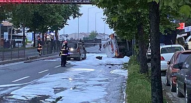 Benzin yüklü tanker kaza yaptı: Patlama riskine karşı D-130 Karayolu trafiğe kapatıldı, evler tahliye edildi