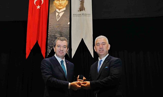Bergama'da Dr. Tanju Çelik mazbatasını alarak göreve başladı
