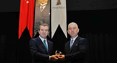 Bergama'da Dr. Tanju Çelik mazbatasını alarak göreve başladı