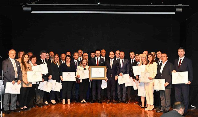 Beşiktaş Belediye Başkanı Rıza Akpolat mazbatasını aldı