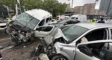 Beşiktaş Büyükdere Caddesi'nde çok sayıda aracın karıştığı zincirleme kaza meydana geldi. Olay yerine itfaiye, polis ve sağlık ekipleri sevk edildi. Ekiplerin kazaya müdahalesi sürüyor.