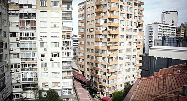 Beşiktaş'taki yangın sırasında zarar gören bina fotoğraflara yansıdı