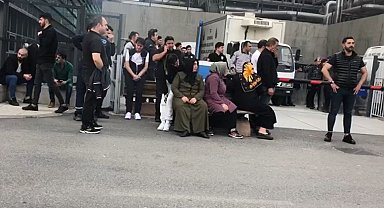 Beşiktaş'taki yangında ölenlerin yakınları hastane önünde bekliyor