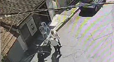 Beyoğlu'nda berbere "tıraş ücreti" saldırısı kamerada: 150 lira için kurşun yağdırdı